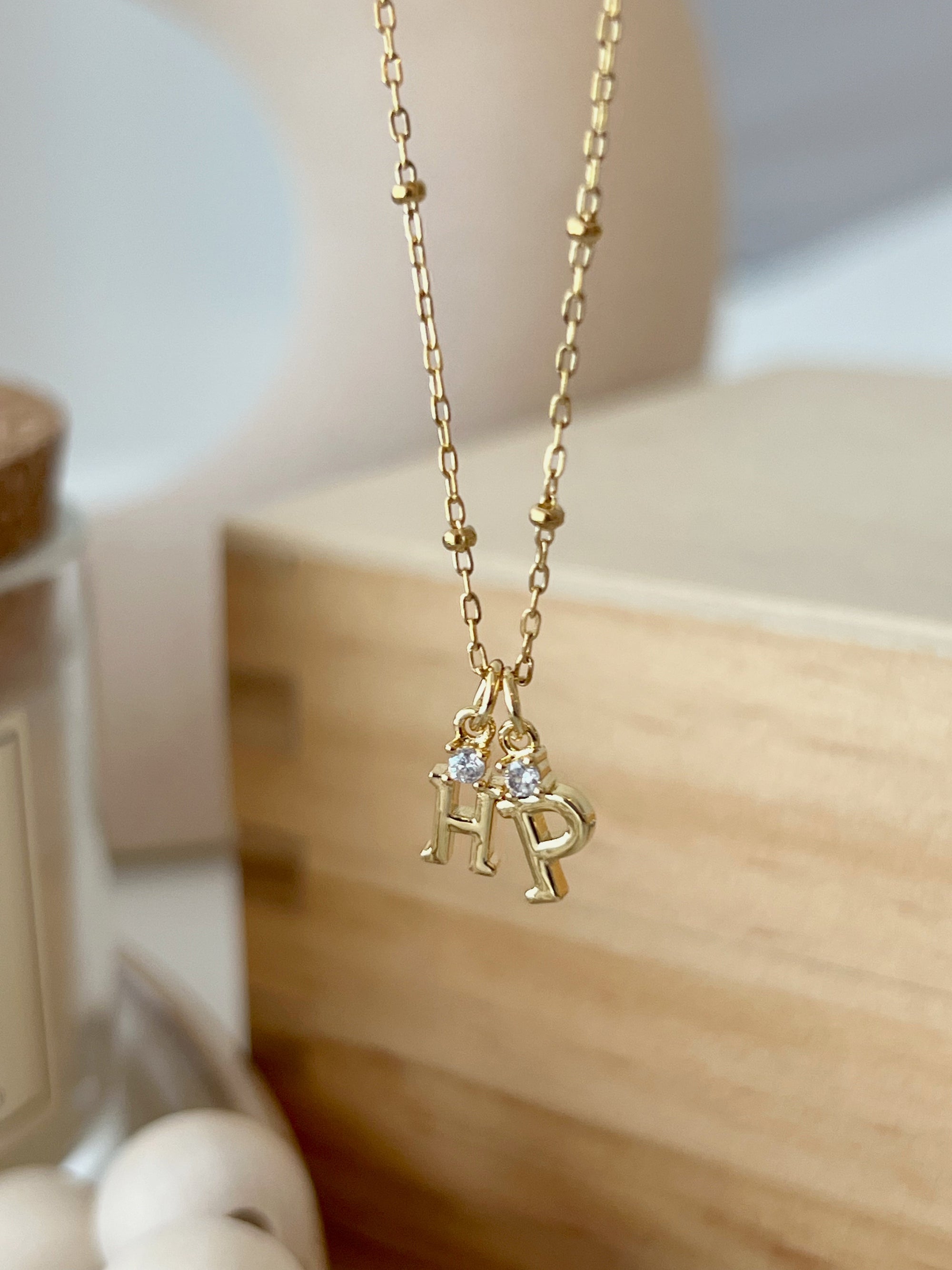 Collier à breloques initiales