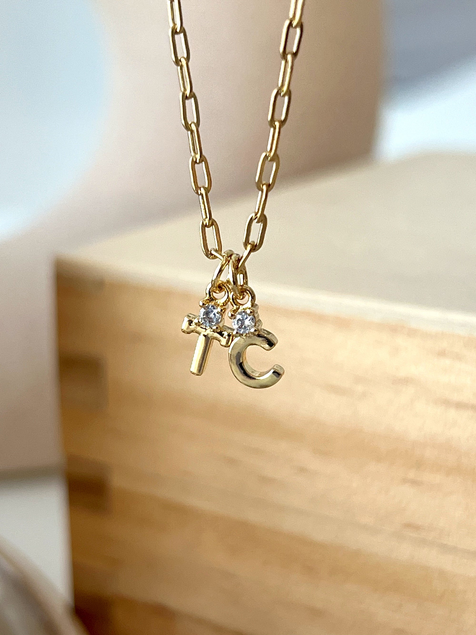 Collier à breloques initiales