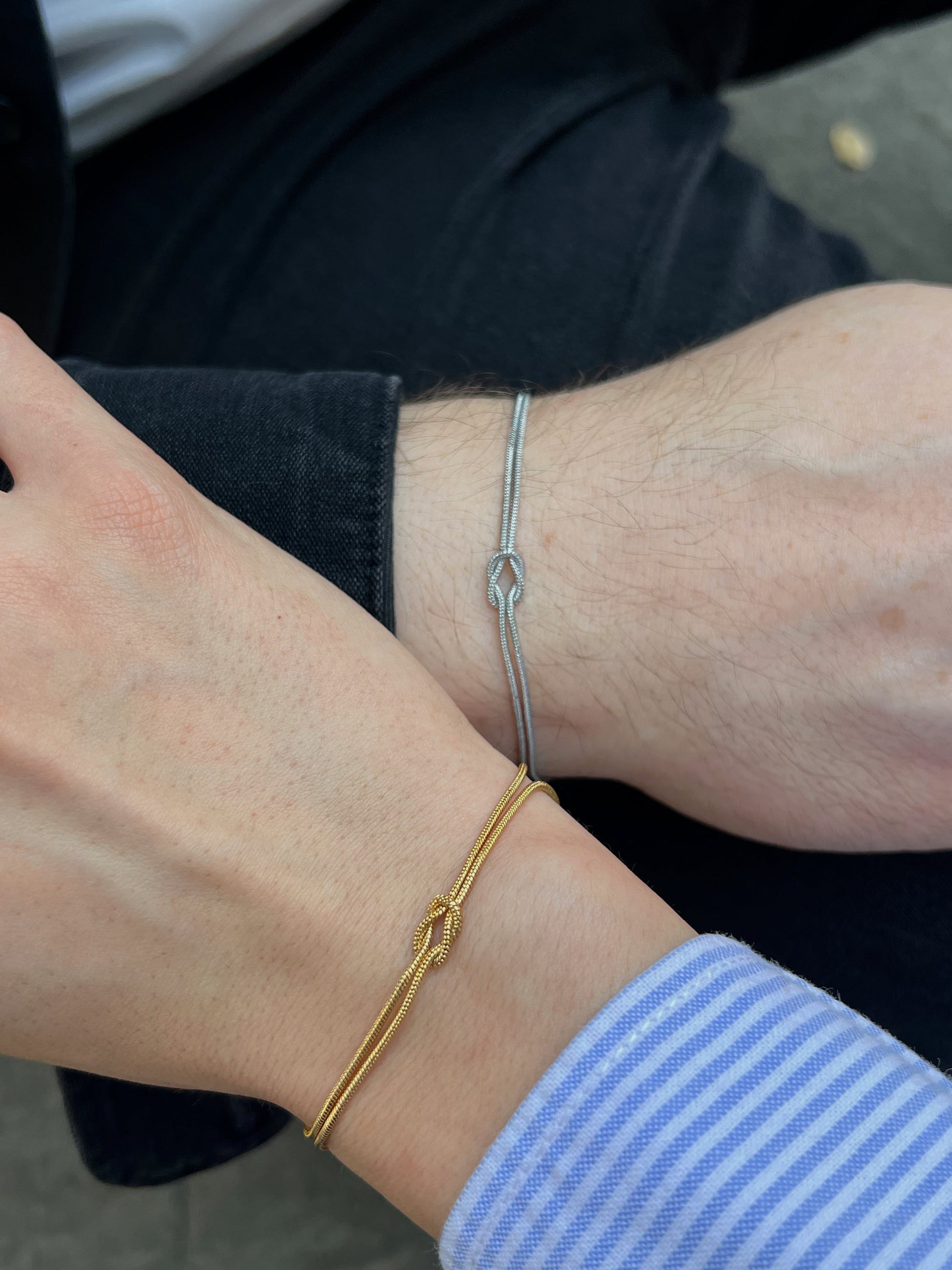 ensemble de bracelets à nœud assortis