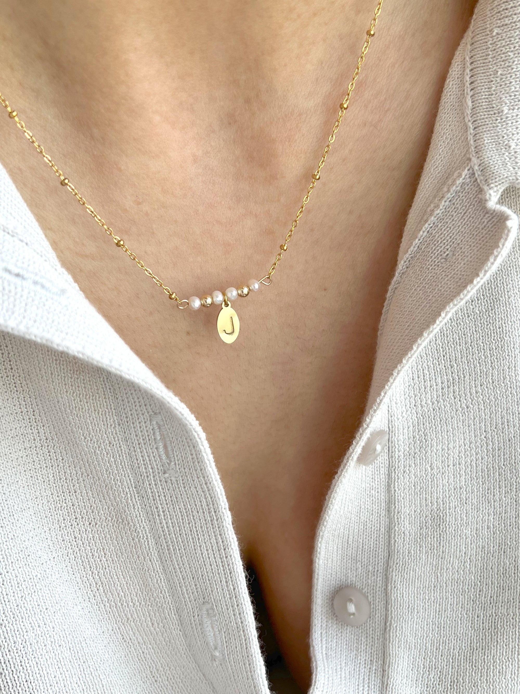 Collier perlé initial