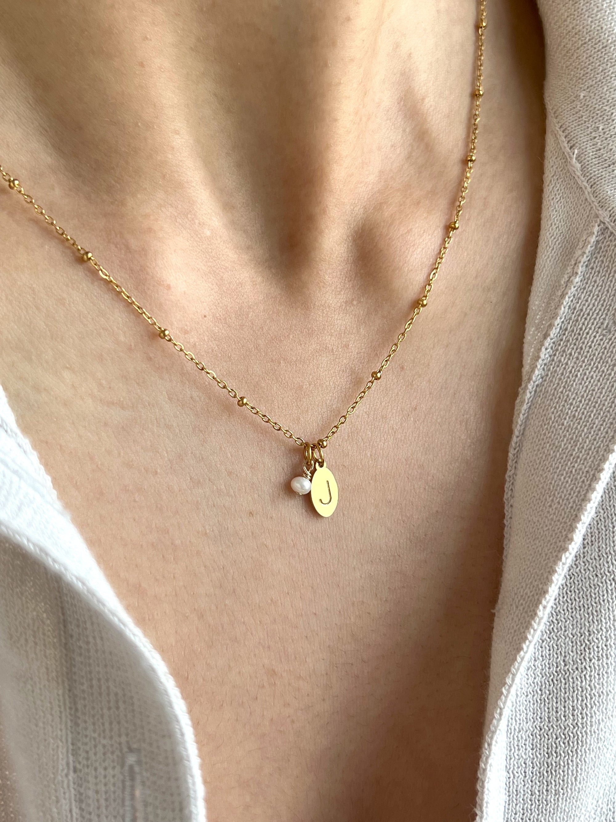 Collier initiale de juin