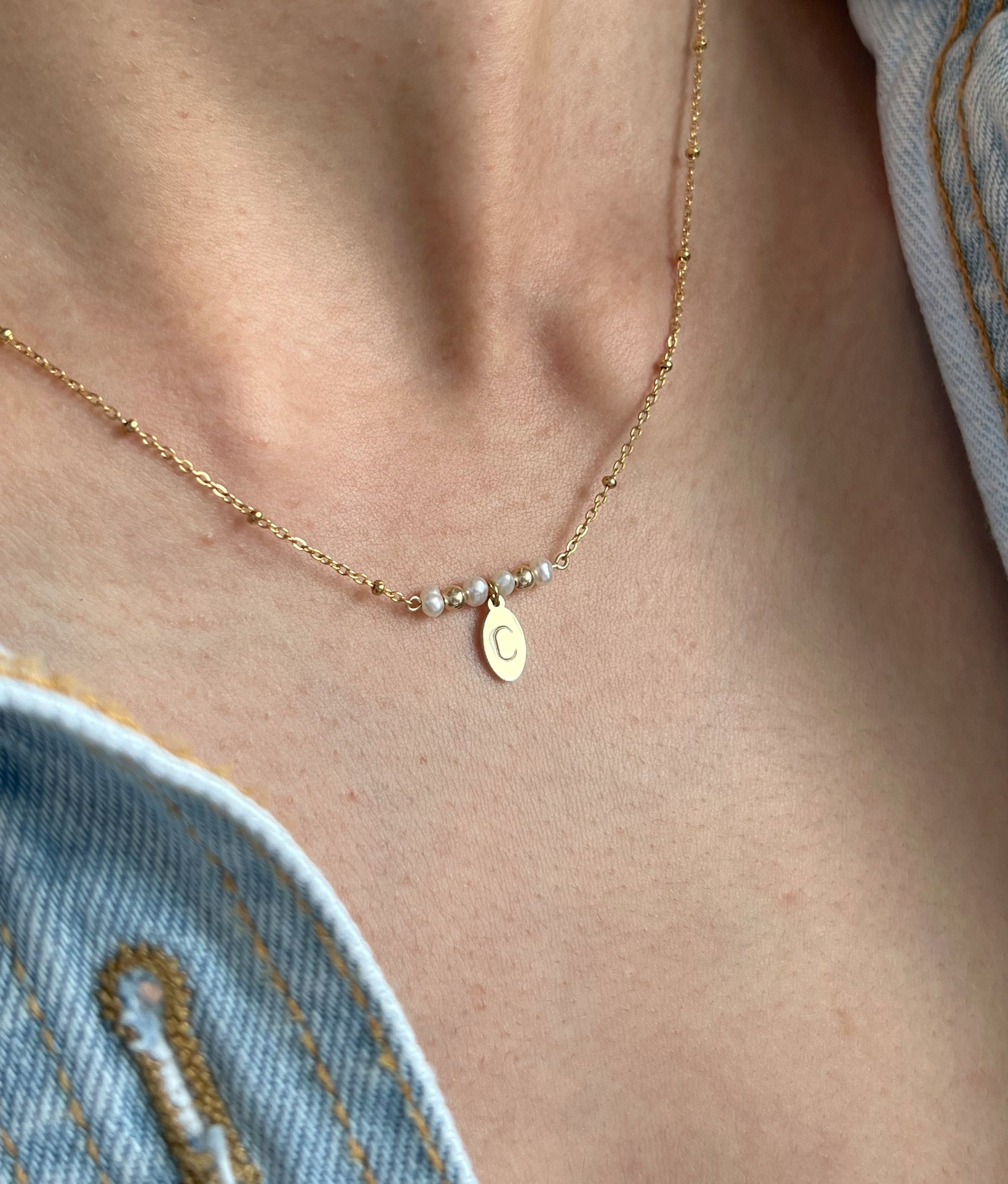 Collier perlé initial