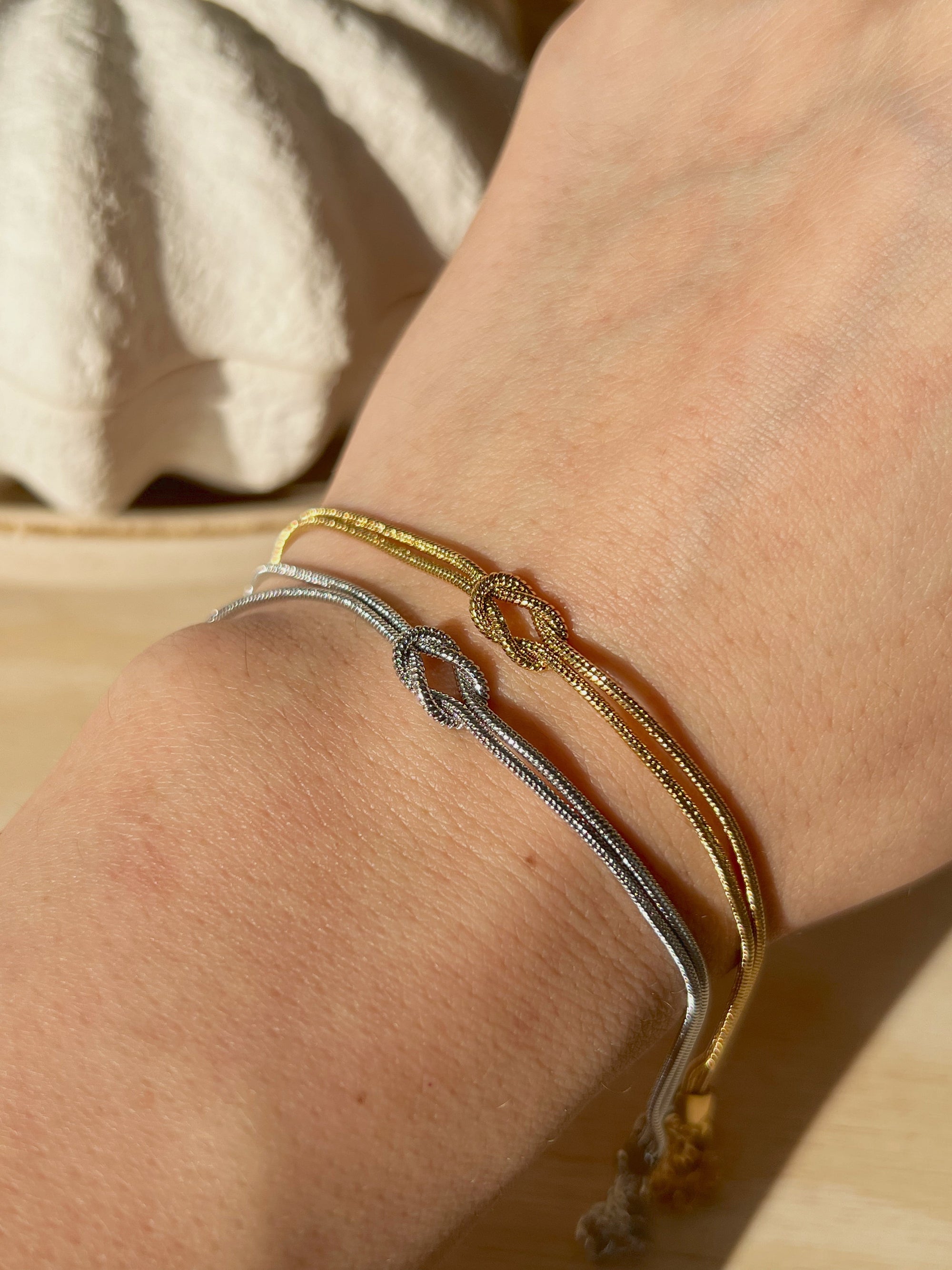 ensemble de bracelets à nœud assortis