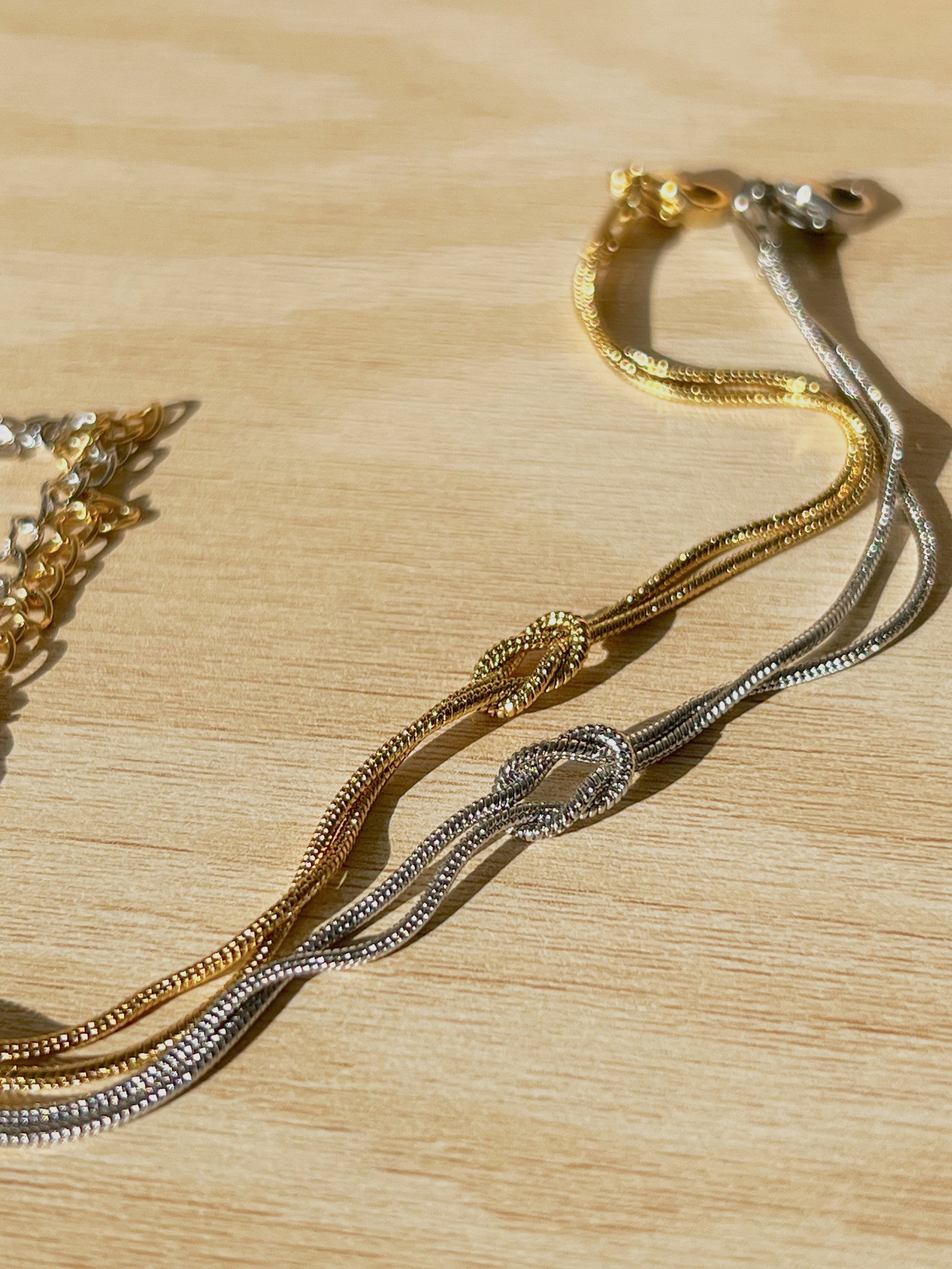 ensemble de bracelets à nœud assortis